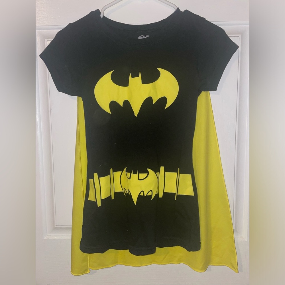 Batman T-shirt costume Size small black/yellow Velcro removable cape
